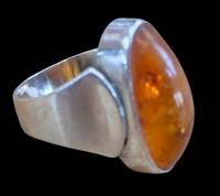 Auktion 368<br>835er Silberring mit einem Bernstein, RW 51, 4,6 gr