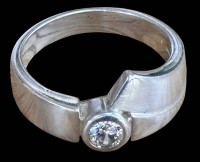 Auktion 368<br>925er Silberring, FB gemarkt, mit einem klaren Stein, RW 62, 69,6 gr.