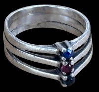 Auktion 368<br>835er Silberring mit Safire und Rubin, RW 52, 5,4 gr.