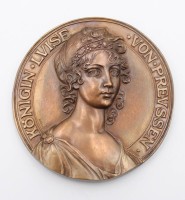 Auktion 368<br>gr. antike Medaille, K&ouml;nigin Luise von Preu&szlig;en, wohl zum 100. Todestag, Bronze, ca. D-7,6cm
