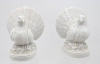 Auktion 368<br>Figurenpaar, Auerh&auml;hne, Wei&szlig;porzellan, ungemarkt, ca. H-15cm