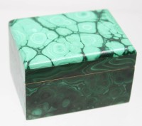 Auktion 368<br>Deckeldose, Malachit, wohl S&uuml;damerika, Unterseite mit kl. Besch&auml;digung, ca. H-4,6cm B-7cm T-5cm
