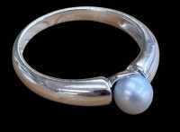 Auktion 368<br>Ring mit grauer Perle, 925er Silber, RW 53, 3,4 g.