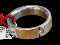 Auktion 368<br>Edelstahlring mit Diamant von 0,07 wsi, RW 54-55, 9 g.