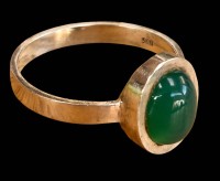 Auktion 368<br>835er Silberring mit einem gr&uuml;nen Stein, RW 57, 4,6 gr.