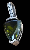 Auktion 368<br>925er Silber Anh&auml;nger mit einem gr&uuml;nen Stein, L. 3cm, 9,6 gr.