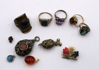 Auktion 368<br>Konvolut  zum Teil alter Schmuck, u.a. Silber, Alters-u. Tragespuren