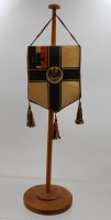 Auktion 368 / Los 7042 <br>Wimpel mit Stand, Reichskriegsflagge verso Der letzte Mann, ca. H-44cm