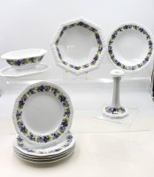 Auktion 368<br>9 Serviceteile, Rosenthal, Maria, Stiefm&uuml;tterchen, 5x flache Teller, 1x tiefer Teller, Sauciere, Schale und Leuchter (besch&auml;digt)