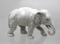 Auktion 368<br>Elefantenfigur, gemarkt, Wei&szlig;porzellan, Stosszahn besch&auml;digt, ca. H-16cm L-25,5cm, einige Brandfehler