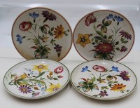 Auktion 368 / Los 9029 <br>4x Majolika-Wandteller mit floralen Dekoren, Italien, ca. D-24cm
