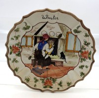 Auktion 368 / Los 9030 <br>Jahreszeitenteller, Winter, Italien, Aufh&auml;ngung besch&auml;digt, ca. D-35cm