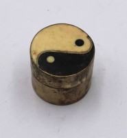 Auktion 368<br>kl. Pillendose, Deckel mit Ying &amp; Yang, versilbert, ca. H-2cm D-2,5cm