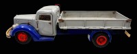 Auktion 368<br>Spielzeug-LKW der Marke Hausser, 3-Seiten-Kipper., mit Bauanleitung, 1950-1960. L-32 cm, Kunststoff