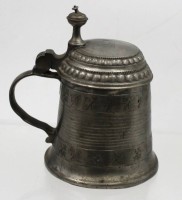 Auktion 368 / Los 15096 <br>Zinn-Bierhumpen, 19. Jhd., Deckel mit Ziermonogramm, H-15cm