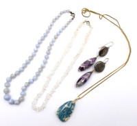 Auktion 368<br>3x div. Ketten sowie ein Paar Ohrh&auml;nger, div. Halbedelsteine