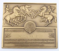 Auktion 368 / Los 7044 <br>Ehrenplakette der Deutschen Reiterlichen Vereinigung in Etui, Bronze, 9 x 10,5cm