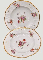 Auktion 368<br>2x antike Suppenteller, braune Schwertermarke mit B?, feine Blumenmalerei und Goldrand, Fahne Reliefdekor, D-24 cm