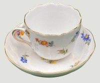 Auktion 368<br>Mokkatasse mit U.T. "Meissen" Streubl&uuml;mchen, 2.Wahl