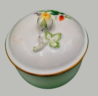 Auktion 368<br>kl. Deckeldose "Meissen" Blumenmalerei, 1.Wahl, 6x6 cm