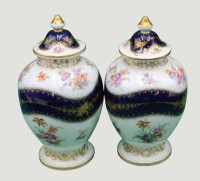 Auktion 368<br>Paar Deckelvasen "KPM" Berlin, blaue Zeptermarke, Kobalt mit Gold und Blumen, H-18 cm