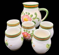 Auktion 368 / Los 9034 <br>Wein/Saftset von Claudio Bernine, Ital. Majolika, Krug und 6 Becher, Handarbeit signiert, H-18 und 8 cm