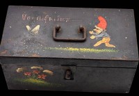 Auktion 368<br>alte Blechdose, handbemalt "Vogelfutter" beschriftet, ungepflegter Kellerfund, H-11 cm, 22x11 cm