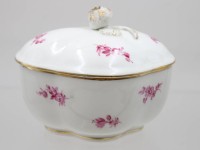 Auktion 368<br>Eine Meissen Deckeldose mit Purpur Blumen und Rose als Deckel bekr&ouml;nung .