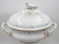 Auktion 368<br>Herend Suppenterrine blaue Bl&uuml;mchen mit Vogel als Deckelkrone 