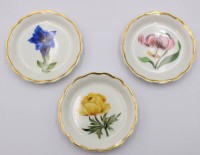 Auktion 368 / Los 8225 <br>3 kl. Tellerchen von Volkstedt  mit Blumendekor und Goldrand