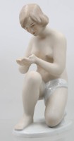 Auktion 368<br>Porzellanfigur einer hockenden Holden .