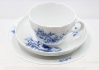 Auktion 368<br>Gedeck, Meissen, blaue Blume, 2 Teile mit 2 Schleifstrichen,  Tasse ca. H-6,3cm