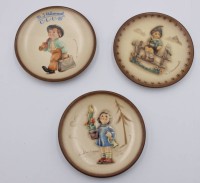 Auktion 368<br>3 x kl. Hummel-Club Tellerchen .