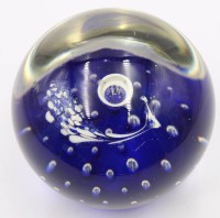 Auktion 368 / Los 10033 <br>Ein Paperwaight  blau klar mit Blasen ,