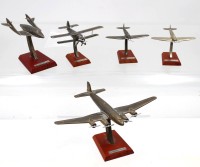 Auktion 368<br>Vintage-Flugzeugmodelle aus Metall auf Holzsockeln, Silver  Classics, ca. ca. H-6,5cm L-ca. 6 bis 11,5cm