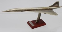 Auktion 368<br>Concorde a&eacute;rospatiale 1969, Holzstand, Silver Classic, ca. H-10cm L-31cm