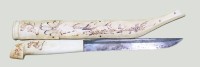 Auktion 368<br>grosses Sami Messer, Nordschweden um 1950, Knochen mit Gravur, L-mit Scheide 31 cm, verso bezeichnet Lulea (Ort kurz vorm Polarkreis)