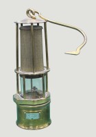 Auktion 368<br>Replik einer  alten Wolf-schen Benzin Grubenlampe, Messing, H-27 cm