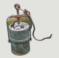 Auktion 368<br>antike Karbid Grubenlampe mit Haken und Reflektor,  H-25 cm, ohne Haken