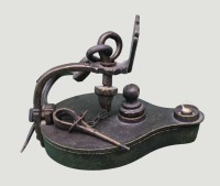 Auktion 368<br>Bergbau Grubenlampe, sogen. Frosch mit Initialien, wohl Bronze, L-ca. 17 cm