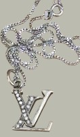 Auktion 368<br>Silberkette-925- mit Anh&auml;nger "LV" Louis Vuitton", klare Steine, 10,6 gr