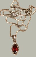 Auktion 368<br>Silber-925- Halskette mit Anh&auml;nger, roter Stein, 5,2 gr