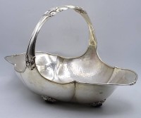 Auktion 368 / Los 11038 <br>Henkelschale, bez. D.R.G.M, versilbert, Hammerschlagdekor, 32x21cm, H. 22cm