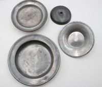 Auktion 368<br>4 Teile antikes Zinn, Teller, , kl. Telle auf 3 F&uuml;ssen, Deckel und ein ?, ca. D-22,5cm bis 11cm