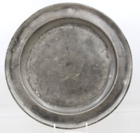 Auktion 368<br>gr. antike Zinnplatte, monogrammiert, Altersspuren, wohl 18./19. Jhd. , ca. D-36cm