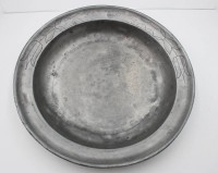 Auktion 368<br>gr. runde Zinnschale, monogrammiert und datiert 1815, Altersspuren, H-6cm ca. D-38cm