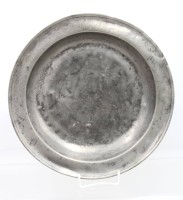 Auktion 368<br>gr. runde Zinnschale, monogrammiert u. datiert 1823, Altersspuren, ca. H-4,5cm D-37cm