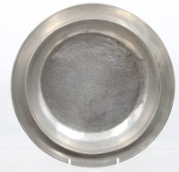 Auktion 368<br>Zinn-Steilwandsch&uuml;ssel, mittig florales Dekor, wohl 19. Jhd., ca. H-6,5cm D-30,5cm