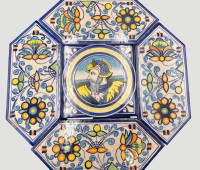 Auktion 368 / Los 9038 <br>Fliesenbild aus 5 losen Fliesen mit Kriegerkopf mittig,  zus. ca. 32x32 cm, Handarbeit, wohl italien. Kunstkeramik aus Montelupo