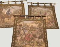 Auktion 368 / Los 13025 <br>3x kl. Wandgobelins mit Parforce Jagdszenen, Messingstangen, ca. 31x31 cm